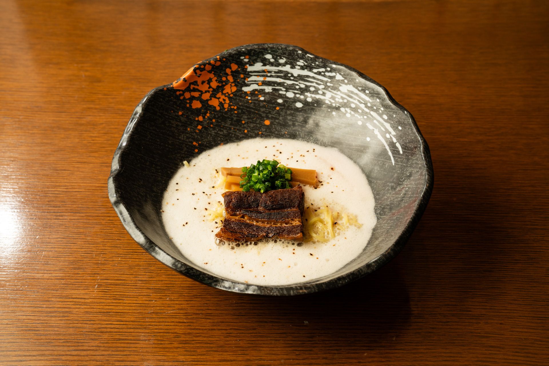 牛骨白湯チャーシューラーメン。上野広小路から徒歩一分。濃厚な牛骨の旨味が味わえる牛骨ラーメン専門店。