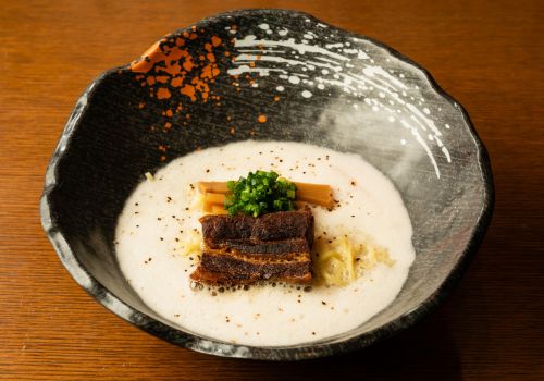 濃厚でまろやかな牛骨白湯スープ。上野広小路から徒歩一分。濃厚な牛骨の旨味が味わえる牛骨ラーメン専門店。