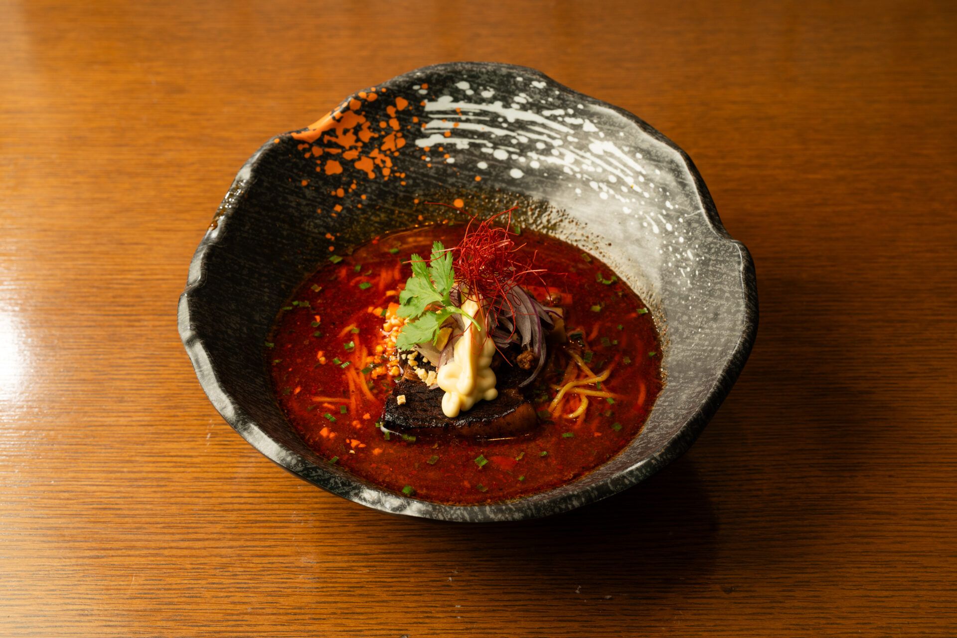 牛骨麻辣チャーシューラーメン。上野広小路から徒歩一分。濃厚な牛骨の旨味が味わえる牛骨ラーメン専門店。