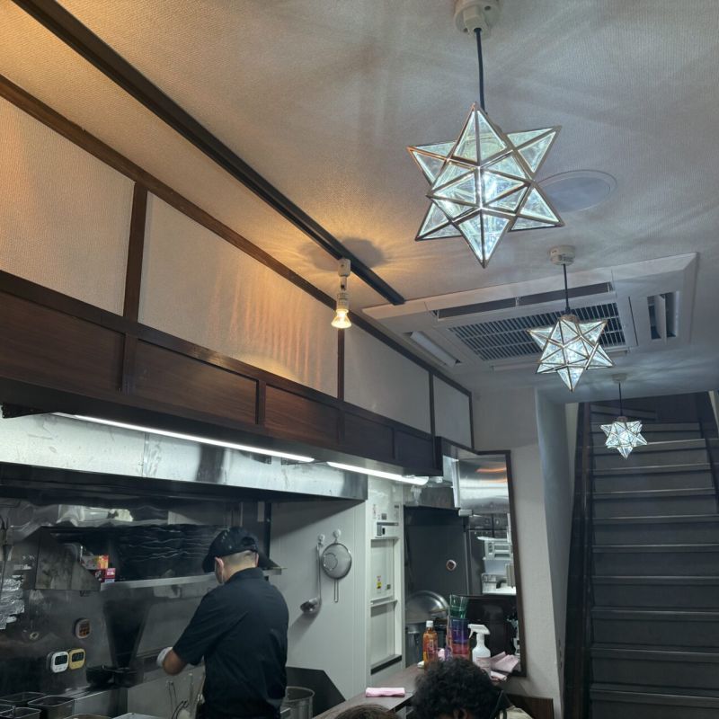 1階店舗内観。上野広小路から徒歩一分。「国産牛肉特製牛骨ラーメン」や「牛骨麻辣ラーメン」など濃厚な牛骨の旨味が味わえる牛骨ラーメン専門店。