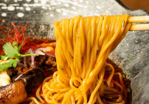 スープをまといながらも口当たりは軽やか。スープと麺の一体感を強く感じられます。上野広小路から徒歩一分。濃厚な牛骨の旨味が味わえる牛骨ラーメン専門店。