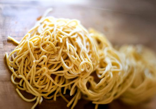 中太ならではの存在感があり、噛むほどに小麦の香りが広がります。上野広小路から徒歩一分。濃厚な牛骨の旨味が味わえる牛骨ラーメン専門店。