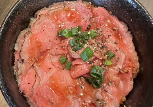 ローストビーフがたっぷりのった和牛丼もおすすめ。上野広小路から徒歩一分。濃厚な牛骨の旨味が味わえる牛骨ラーメン専門店。